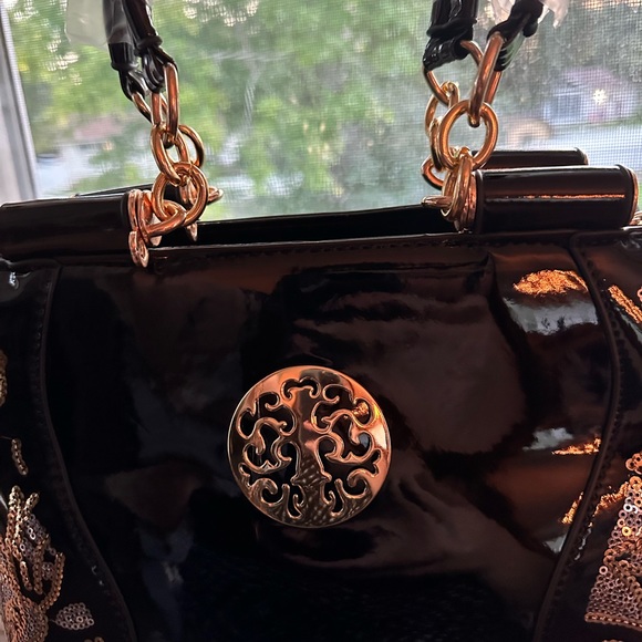 Beautiful NWOT black patent leather handbag with sequin flowers - Picture 9 of 13